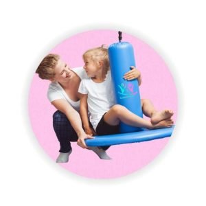 Fonoaudiologa utilizando un juego de lenguaje en terapia fonoaudiologica