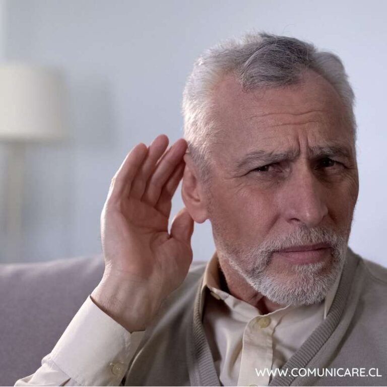 auto mayor con problemas para escuchar bien