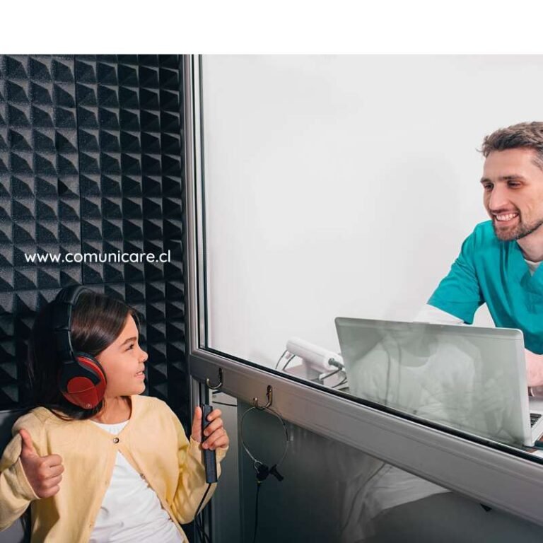 niña en una evaluación de audición con audiómetro