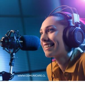 chica feliz de conocer ejércicios de oratoria para mejorar sus voz y poder trasmitir mejores contenidos en redes sociales