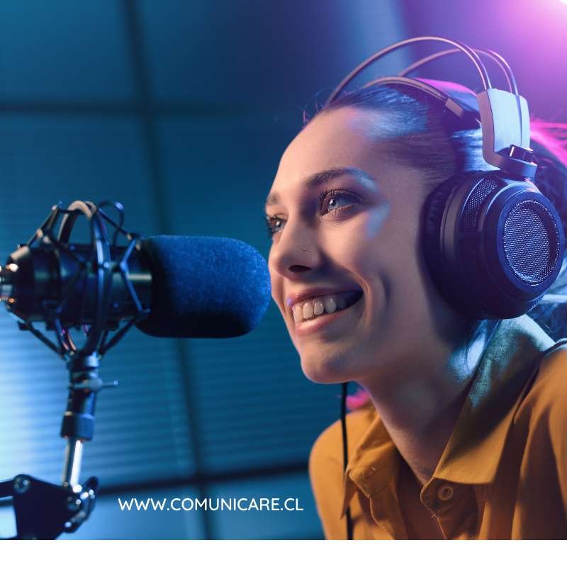 chica feliz de conocer ejércicios de oratoria para mejorar sus voz y poder trasmitir mejores contenidos en redes sociales