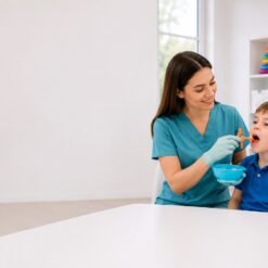 Terapeuta estimulando la zona oral de un niño con producto ARK Therapeutic Z-Vibe