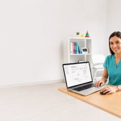 Profesional usando Fonokit, software de fichas clínicas para fonoaudiología