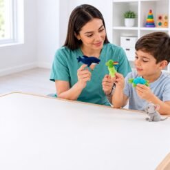 Fonoaudióloga y niño usando material de estimulación del lenguaje