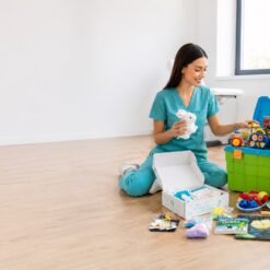 Fonoaudióloga con kit de evaluación ADOS-2 para diagnóstico del espectro autista